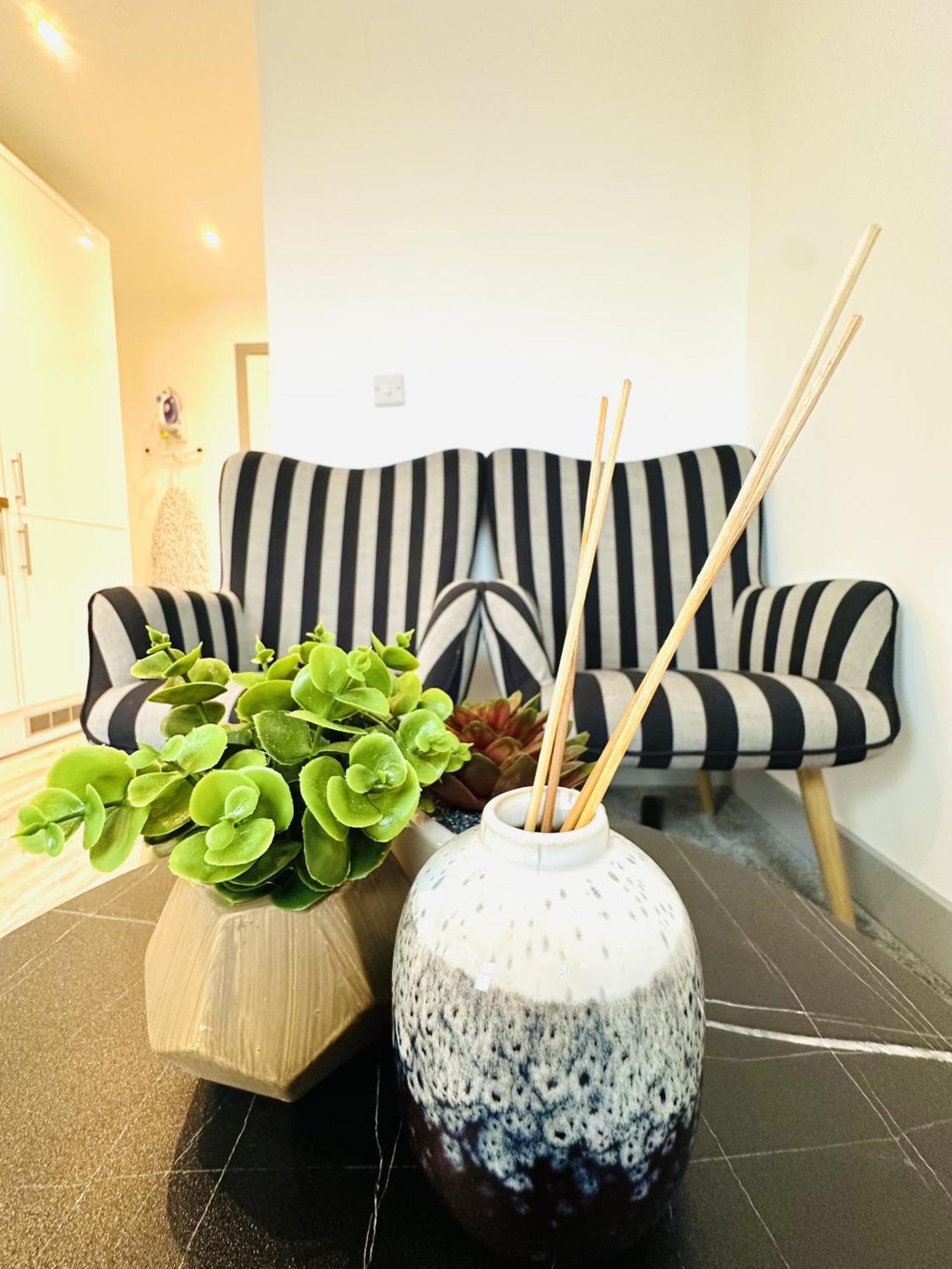 301 Grosvenor House Apartment Wakefield Bagian luar foto